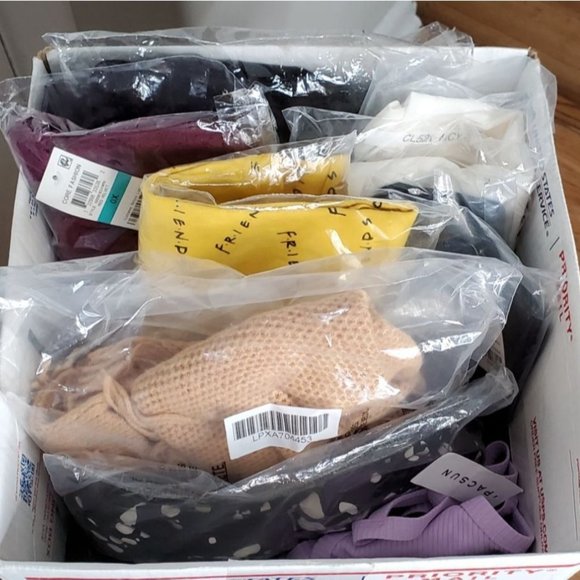 NEW! Women's Clothing Reseller Wholesale Bundle Box Lot, SMALL - $250+ Retail - Picture 2 of 6